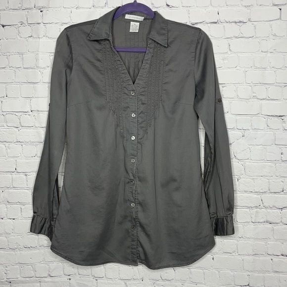Charlotte Russe Gray Long Button Down with Tiny Ruffle Details - Picture 1 of 8